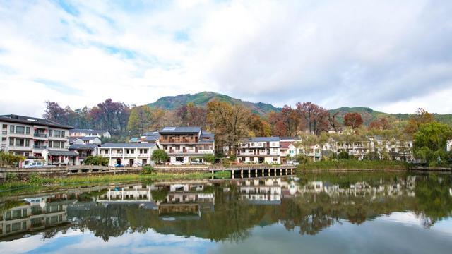 |这座千年古村落，以杭州为名，却有着古徽州的绝美秋色