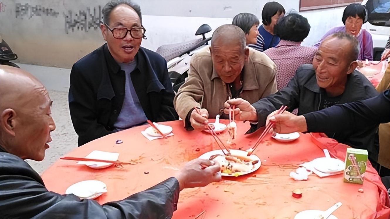 河北一男子随礼300元去吃席，菜上桌顿时心凉，吃回10块钱算我输