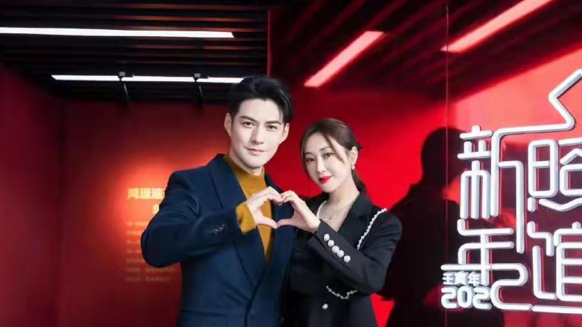 严屹宽|严屹宽带老婆摆摊挣钱，卖力吆喝无人识，挺肚腩发福明显神颜不再