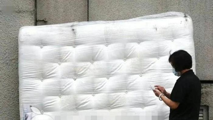 汪小菲|大S归还床垫现场，床垫上有一滩不明污渍，汪小菲还要吗？