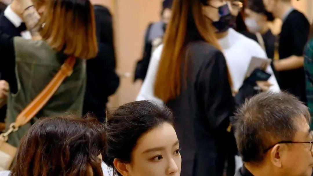 倪妮|倪妮穿绿色透视装参加金鸡奖，大秀曼妙的身姿，像极了一场时尚秀