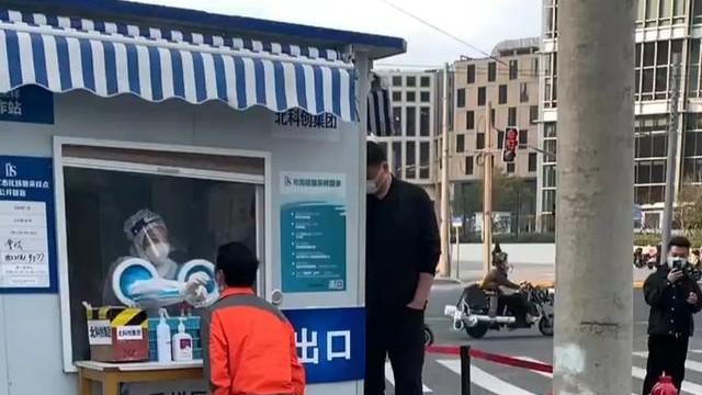 姚明|姚明检测核酸被网友偶遇，单手插兜身材发福，怒斥偷拍者引热议