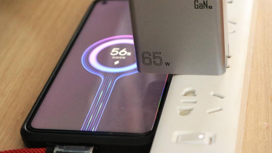 芯片|努比亚65W四口氘锋能量块，可给4个设备同时充电，体验感超好