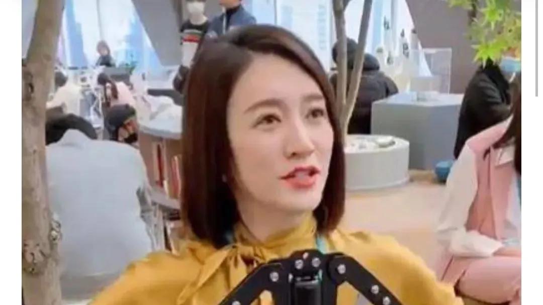 曾黎|曾黎和李小冉出席活动，曾黎一头黑长发、穿一件白色长裙，深V突出美丽的锁骨