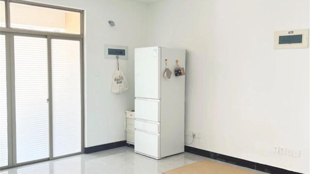 一位小哥的极简租房：家具少到空无一物，回归生活的纯粹感