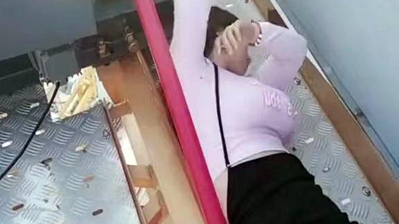 女子不想离婚爬上塔吊轻生，醉酒后席地而睡，裤子的造型很别致