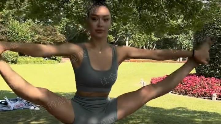 上海：女子吊着头发锻炼，大爷看得目不转睛，大妈喊他却充耳不闻