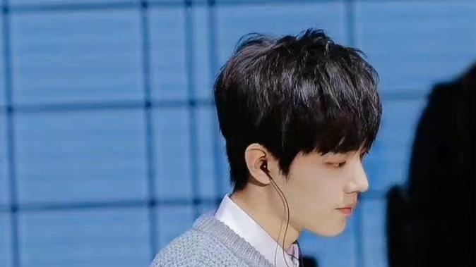 骄阳伴我|肖战《骄阳伴我》白衬衫造型好嫩！小白百何七岁，演情侣无压力！