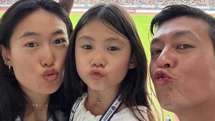 陈冠希|陈冠希骄傲晒全家福, 5岁女儿为父母拍照