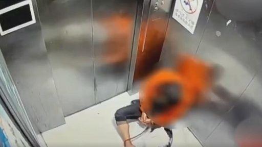 江苏苏州一名喝醉酒的人带着两条狗下楼，狗绳子卡在电梯里