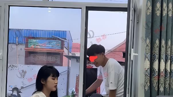 男子爬窗户找女子喝酒，开口就说：大哥不在家，嫂子陪我喝两杯