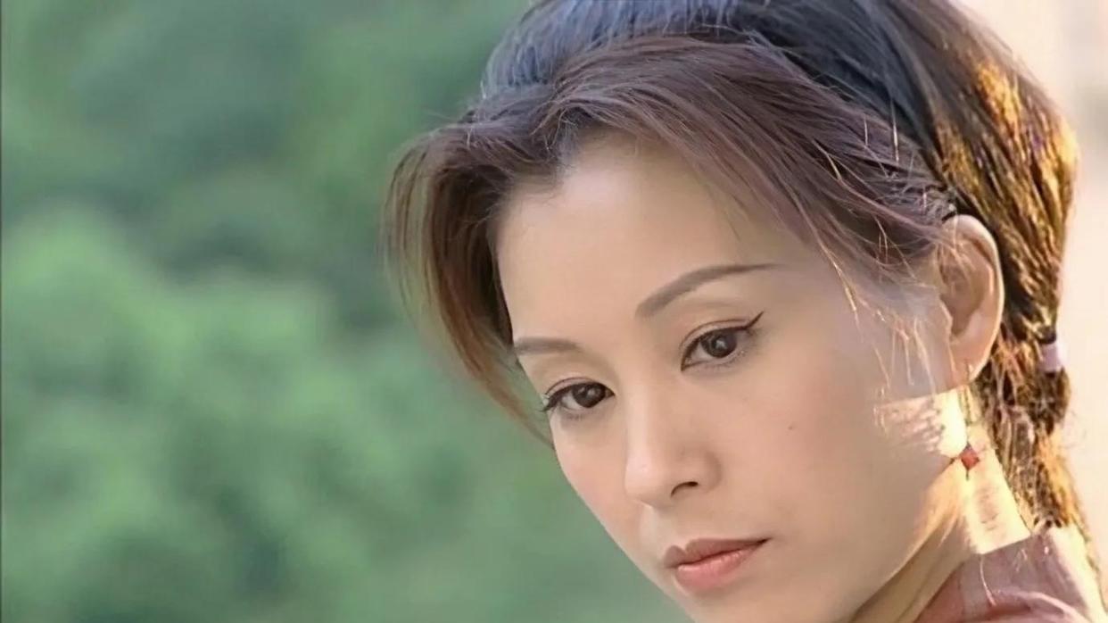 伍咏薇|伍咏薇：就算老娘披块布，都比你们风情万种