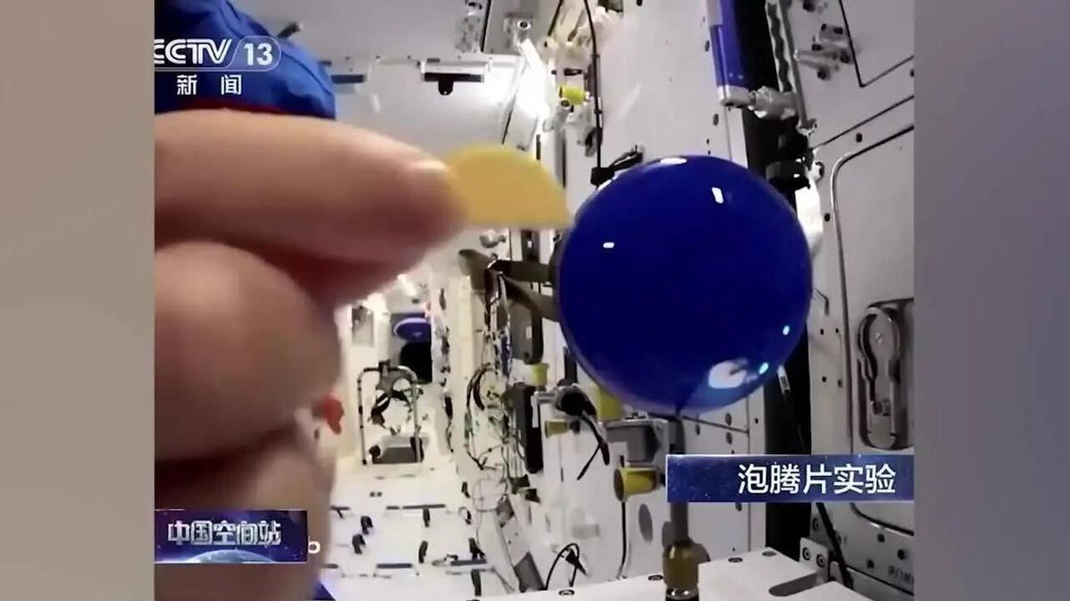 中国航天员做实验，水未飞出杯子，国外质疑地面摆拍，真相如何？