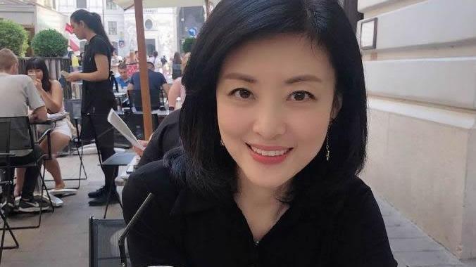 西装 周涛穿白色西装清爽时尚优雅大气显年轻，不老女神当之无愧