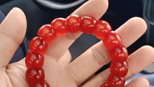 安徽|安徽一男子钓鱼将手串掉水里，2年后河水干涸失而复得：挖了4小时