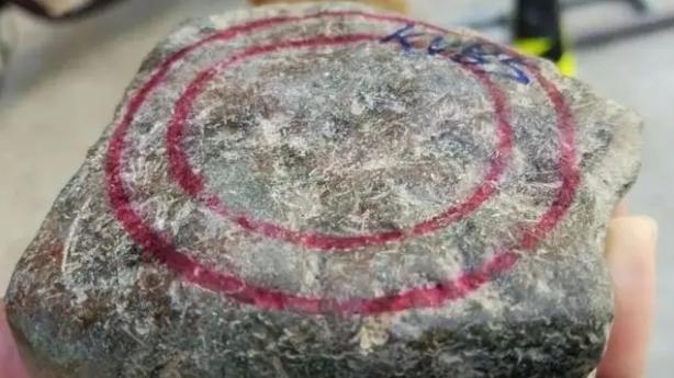 翡翠|大哥在夜市花1000块淘的翡翠原石，打灯玉质冰透，最后还真让他开出手镯