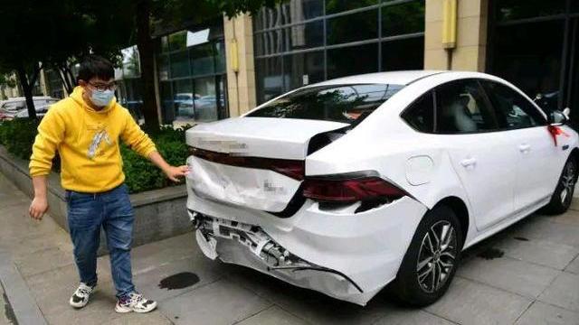 湖南长沙：新车上牌回来由4s店员工开车被撞，男子要求换车被拒