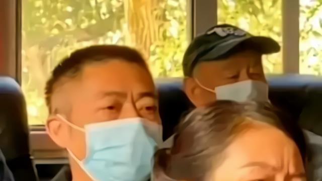 网友建议田静帮帮许妈，回爸坚定地回应：放心，她们好着呢！