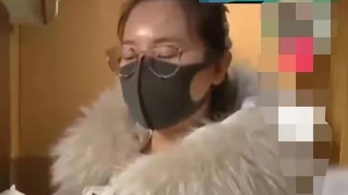 西安女子自带茅台吃饭，竟见服务员暗地掉包，被抓后拔腿就跑