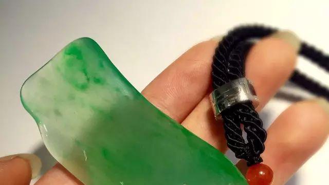 翡翠手镯|为何2万的翡翠手镯，有人说值5万，有人却说只值2千？