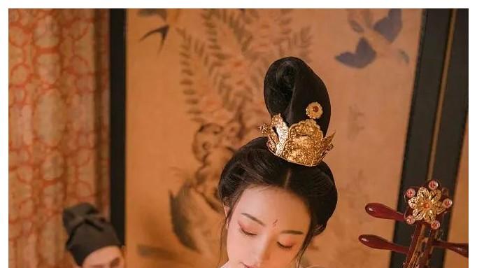 易烊千玺|易烊千玺被嘲“卖肉”，不成功的老实男人其实比他惨