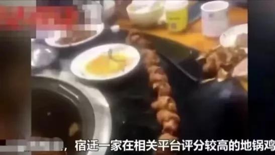 江苏宿迁，一男子请朋友去吃地锅鸡，竟吃出16段鸡脖子足足1米多长
