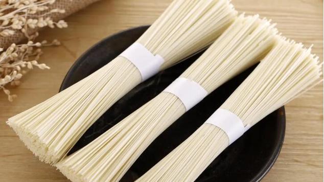 买挂面时，别管牌子和价格，注意这3点，再便宜也是好挂面