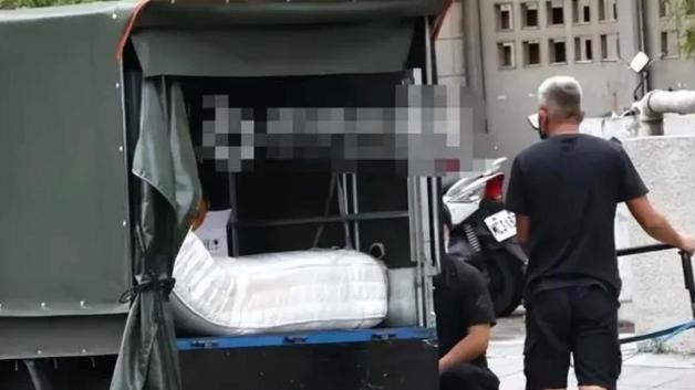 汤唯|大S归还200多万的床垫，表面发黄还有红色不明污渍！