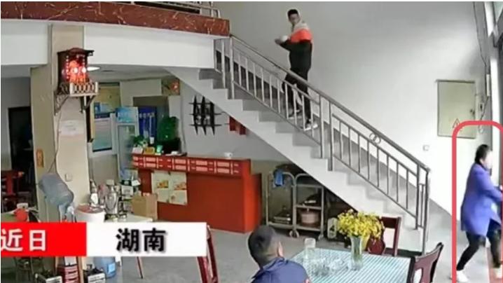 湖南。一位婆婆拿着凳子追打儿媳，女子飞快地跑出门