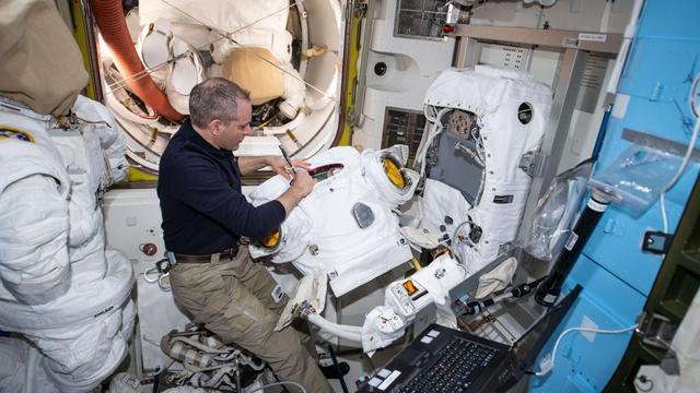 为国际空间站宇航员制造新宇航服，NASA决定更换老化的ISS宇航服