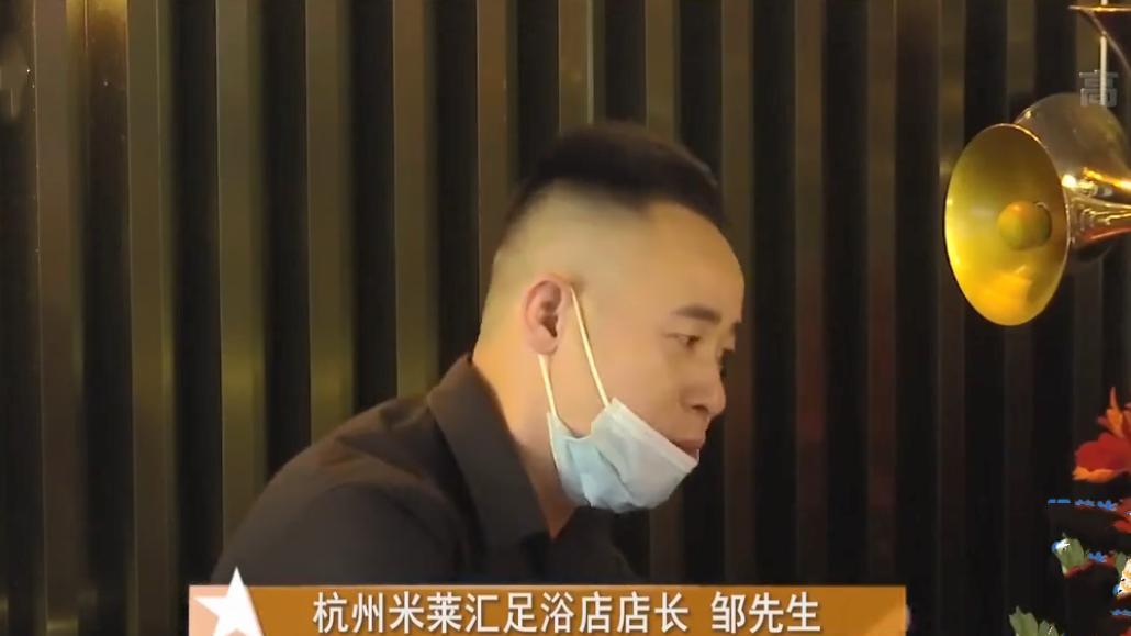 浙江一男子带猫进包间，跑出去后被保洁丢了，男子要求老板道歉