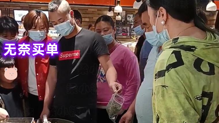 该不该买单？广东一熊孩子弄混超市茶叶，家长和商家吵了起来