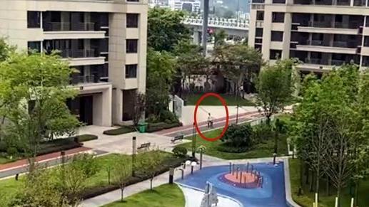 重庆|重庆男子钓18斤大鱼，在小区转圈不回家，网友：家庭地位一目了然