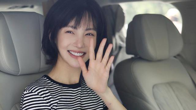 疾病 剪了短发的金晨好可爱！甜美中带着酷帅，穿搭清爽干净