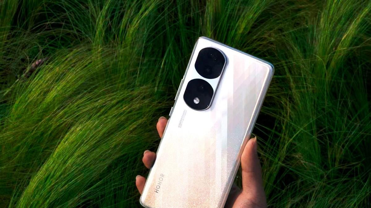 |荣耀70系列超大杯回归 预计搭载天玑9000打造行业体验标杆