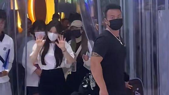 赵露思|厦门：赵露思在商场拍戏被偶遇，肤白貌美小细腰，“脸得多小啊”