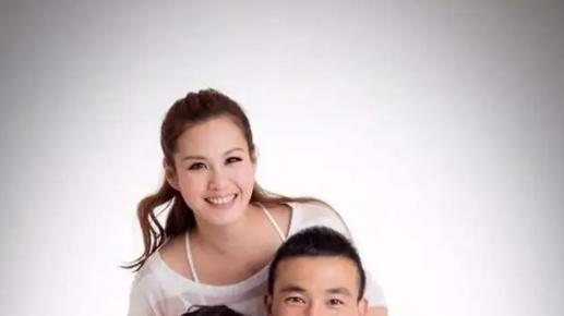 刘畊宏|50岁刘畊宏工作后仍精力旺盛，美女主动为其按摩，有说有笑不避嫌