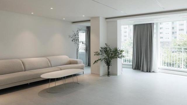 170大平层，放张沙发和茶几就够用了，客厅家具越简单越舒适！