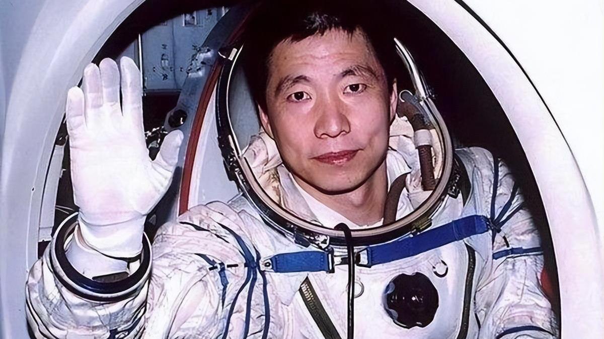 2003年把杨利伟送上天之前，成功把握有多大？是谁签字确认发射的