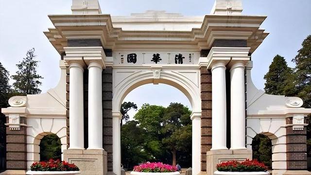 2020年儿子收到清华通知书，父母宴请全村，村民：通知书有错字