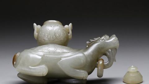 和田玉籽料|回流 舊藏和田玉籽料“龙龟驮瓶” .