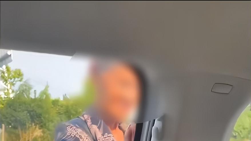 女子驾照模拟考试，被阿婆强行拦住搭顺风车，导致考生成绩不合格
