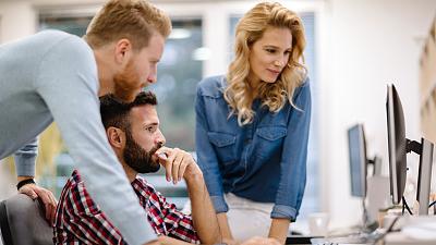 软弱|职场中，表现谦虚“过度谦让”的人适合当领导吗？