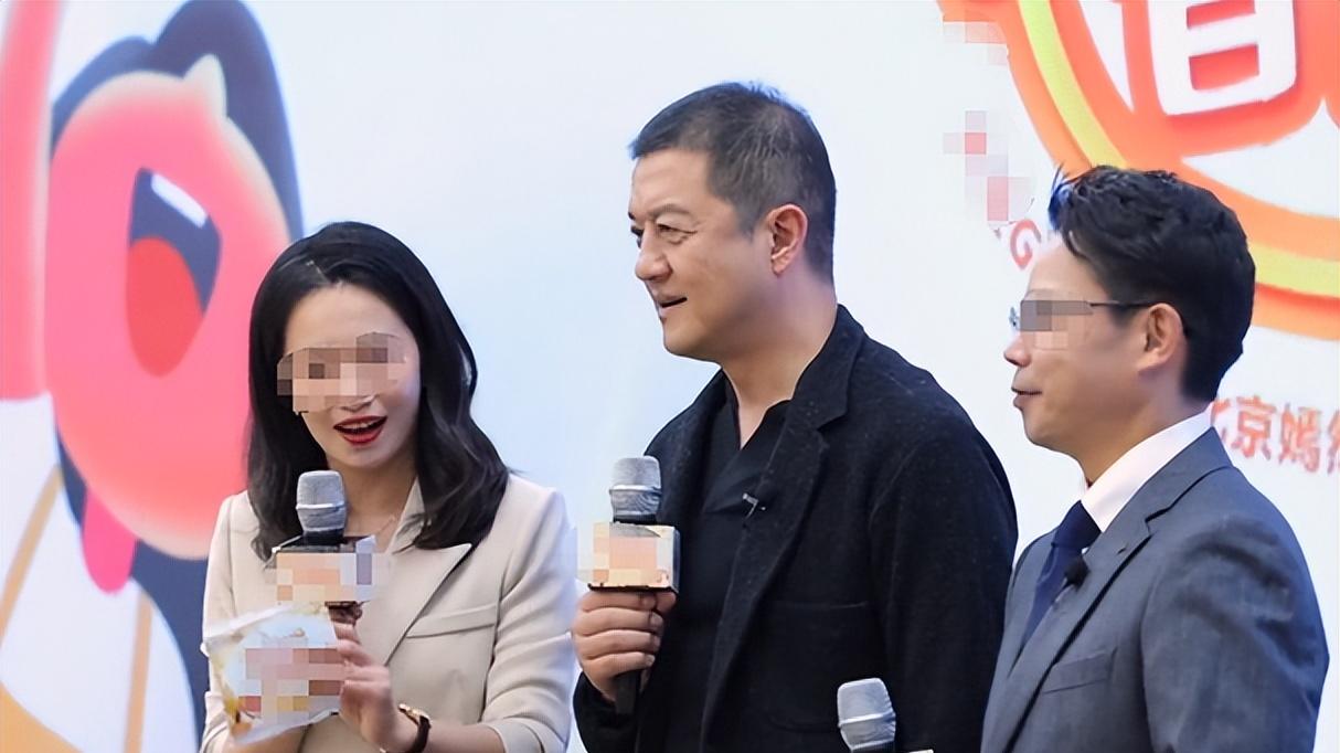 李亚鹏|51岁李亚鹏工厂参观引围观，戴塑料帽穿安全服，上台讲话气场强大