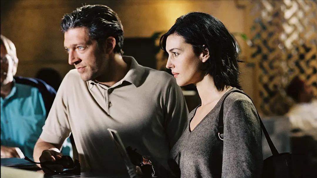 汪小菲|莫妮卡贝鲁奇离婚后首部作品，演绎美女间谍被陷害，死里逃生