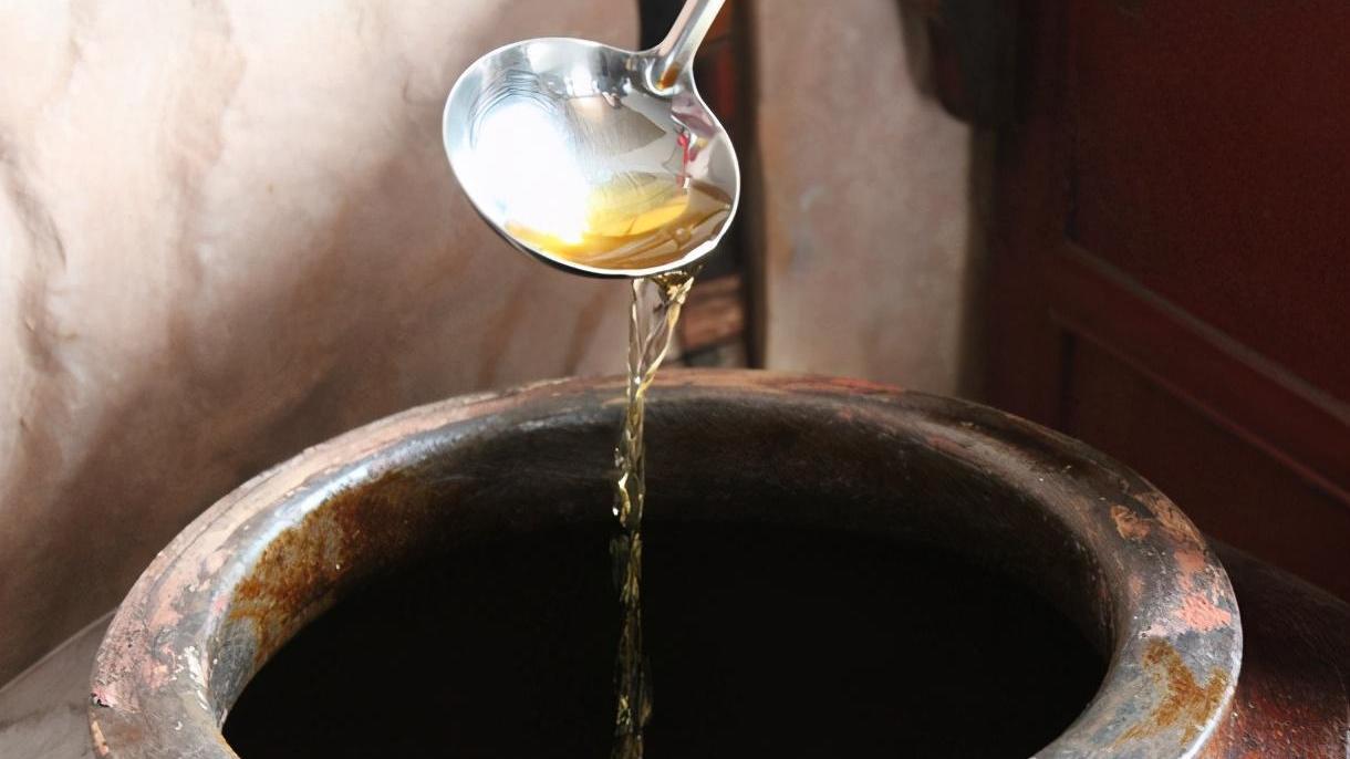 实验证明：蛇泡在酒中很快会死！为何还频繁“复活”咬伤人类？