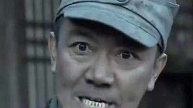 李云龙|电影版亮剑上映，李云龙穿白袜子白衬衫，秀琴描眉抹粉不像村姑