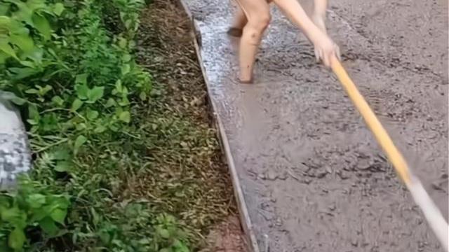 回顾年轻女子相亲被对方各种嫌弃，男子：你家门口连水泥路都没有