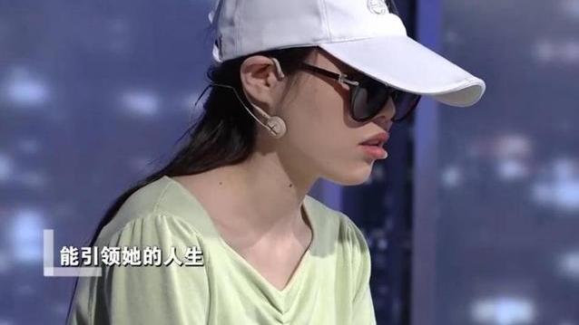 粉色|女，24岁，无业，啃老族，惧怕工作，以闯荡名义，在上海租房睡觉