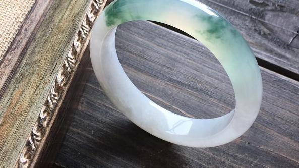 翡翠手镯|为什么很少有人，在网上购买翡翠手镯，原来是网上的手镯水太深了